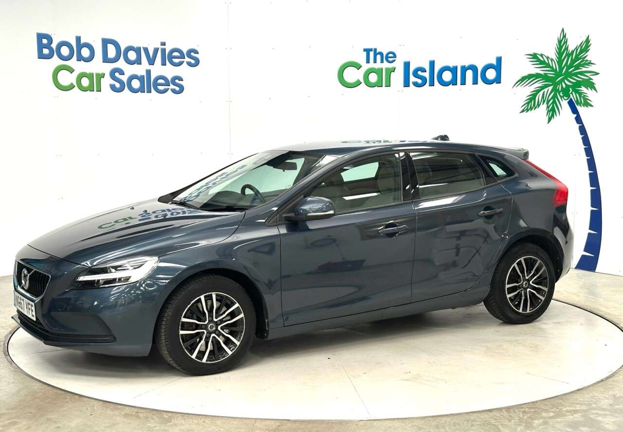 A 2017 VOLVO V40 1.5 T3 Momentum Hatchback 5dr Petrol Auto Euro 6 (s/s) (152 ps) Blond Leath A 2017 VOLVO V40 1.5 T3 Momentum Hatchback 5dr Petrol Auto Euro 6 (s/s) (152 ps) Blond Leath