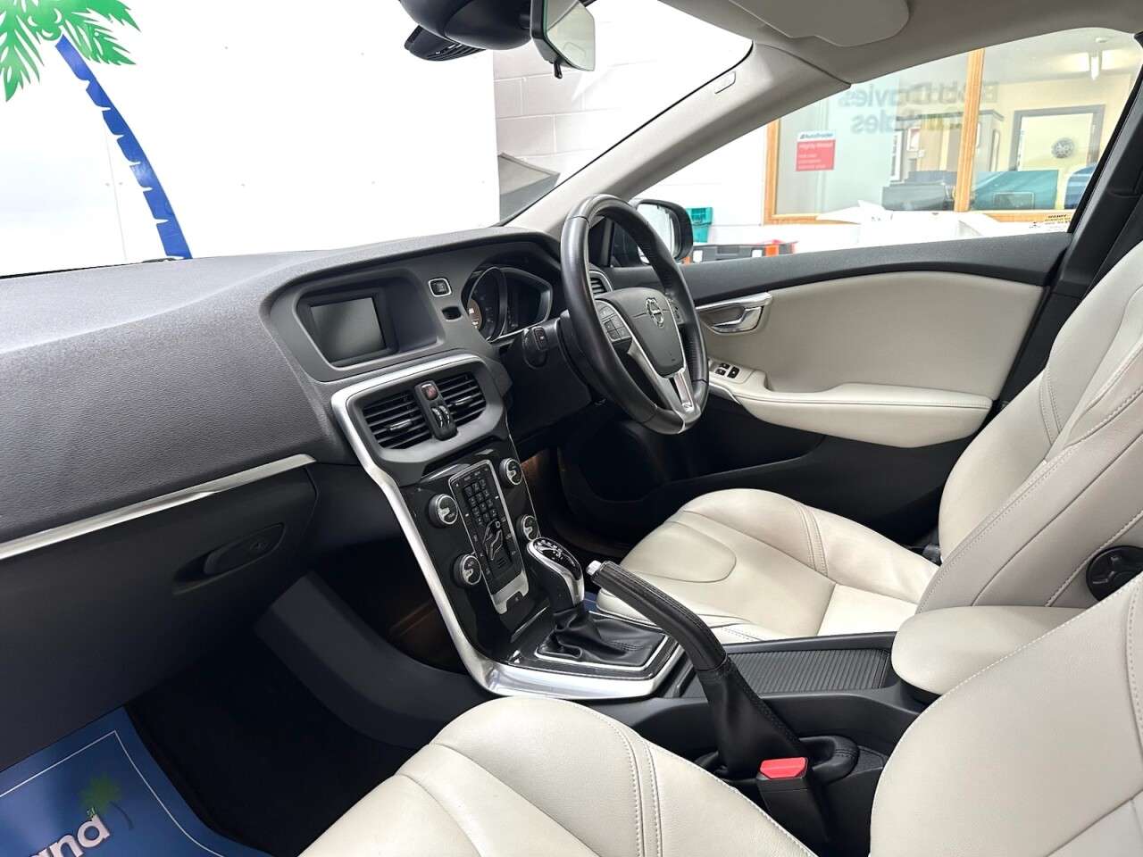 2017 VOLVO V40 2017 VOLVO V40