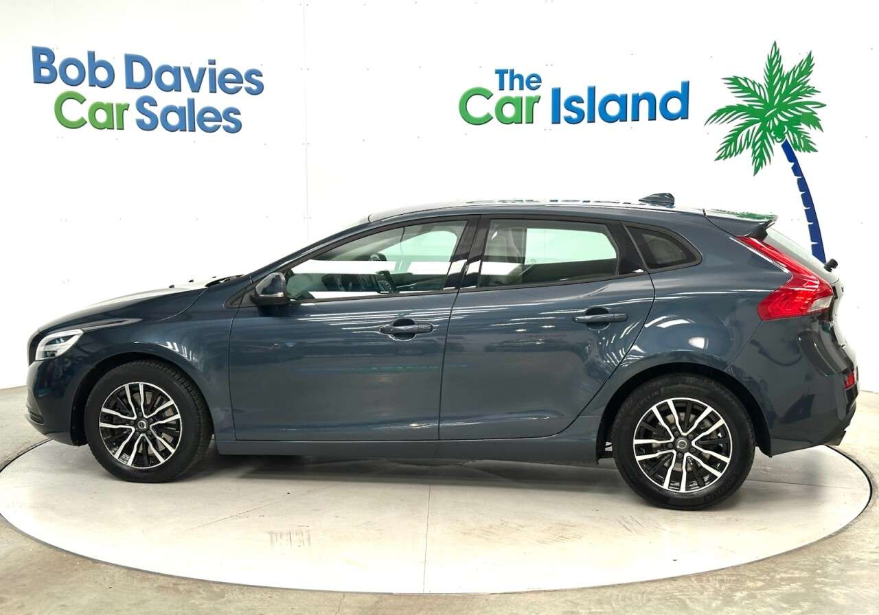 2017 VOLVO V40 2017 VOLVO V40