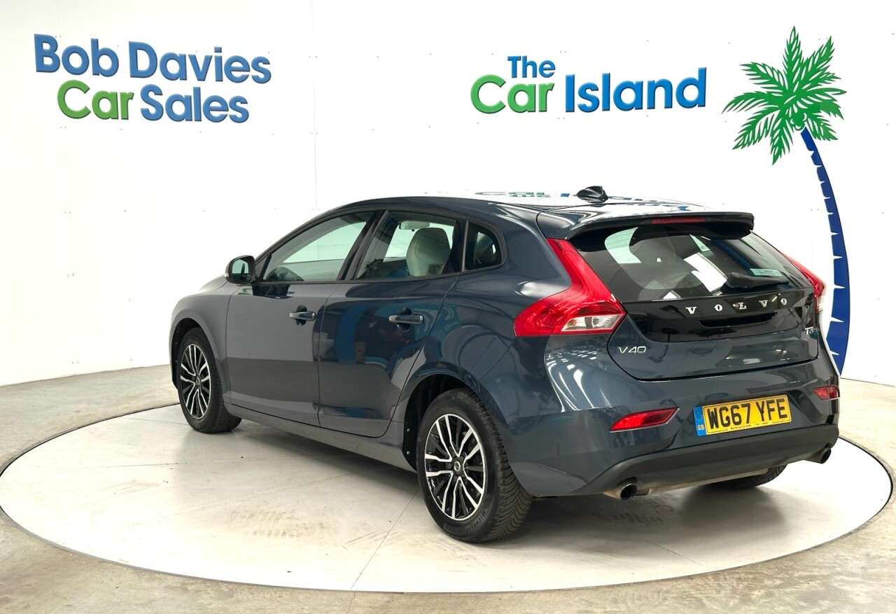 2017 VOLVO V40 2017 VOLVO V40