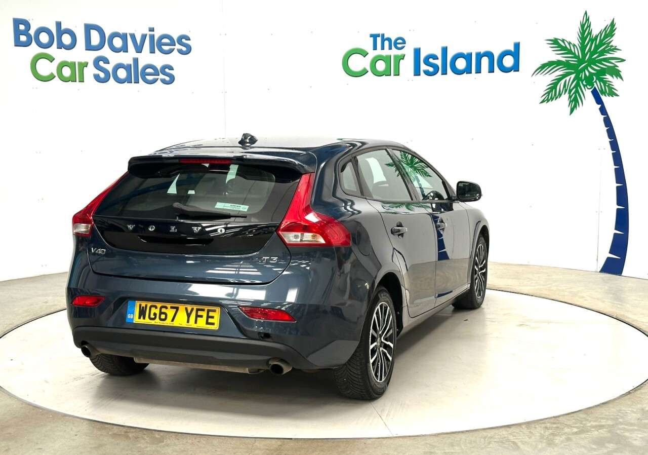 2017 VOLVO V40 2017 VOLVO V40
