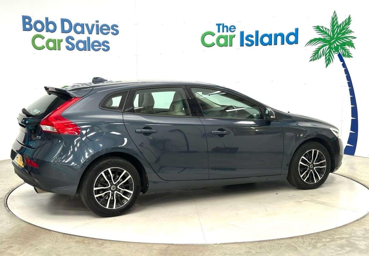 2017 VOLVO V40 2017 VOLVO V40