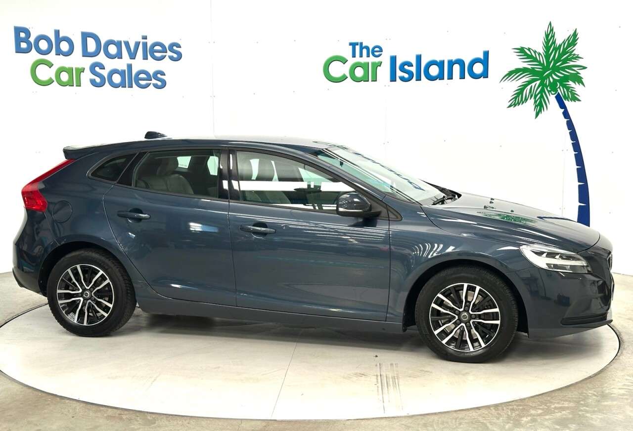 2017 VOLVO V40 2017 VOLVO V40