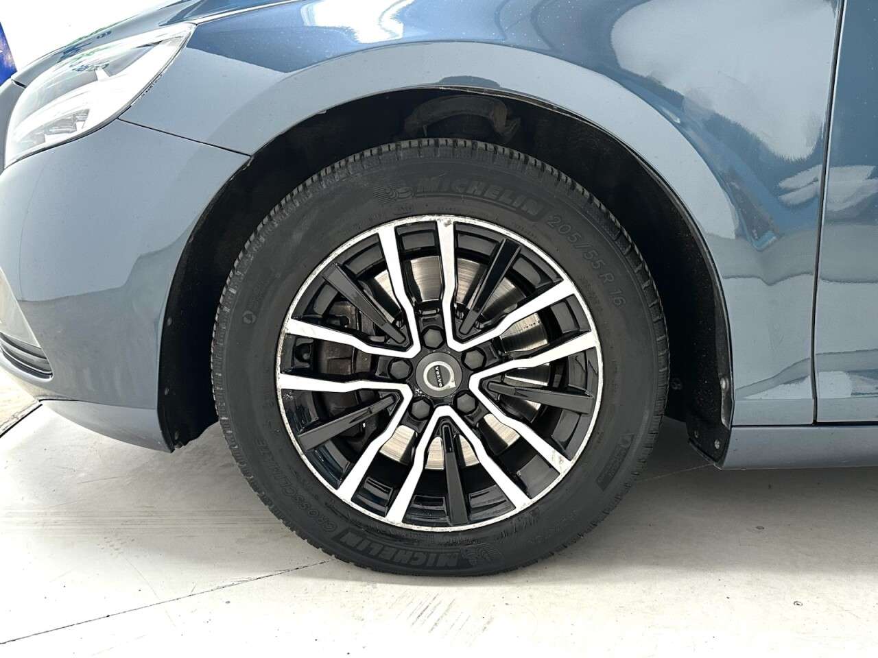 2017 VOLVO V40 2017 VOLVO V40