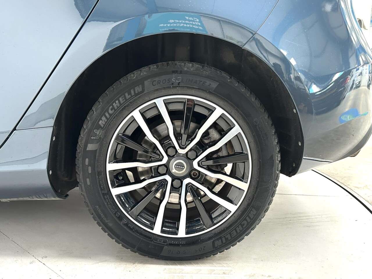 2017 VOLVO V40 2017 VOLVO V40