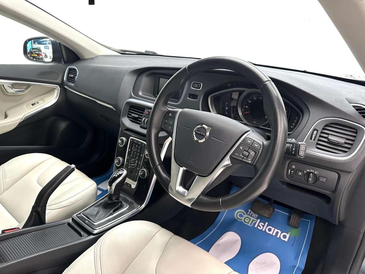 2017 VOLVO V40 2017 VOLVO V40