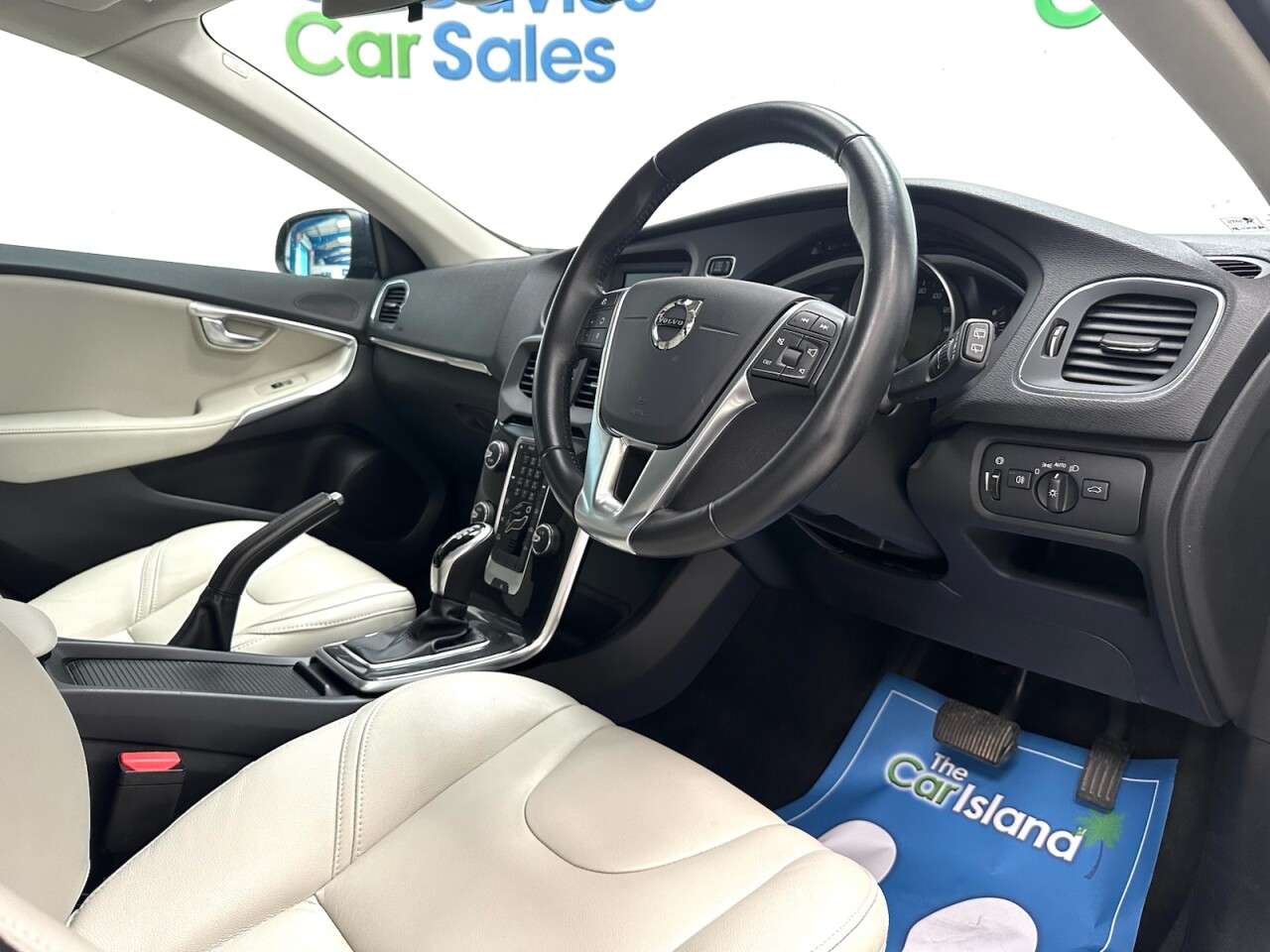 2017 VOLVO V40 2017 VOLVO V40