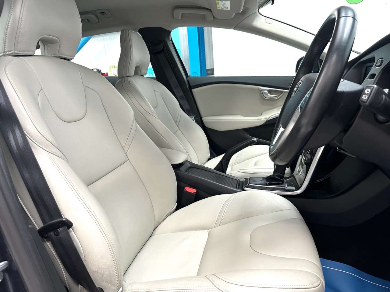 2017 VOLVO V40 2017 VOLVO V40