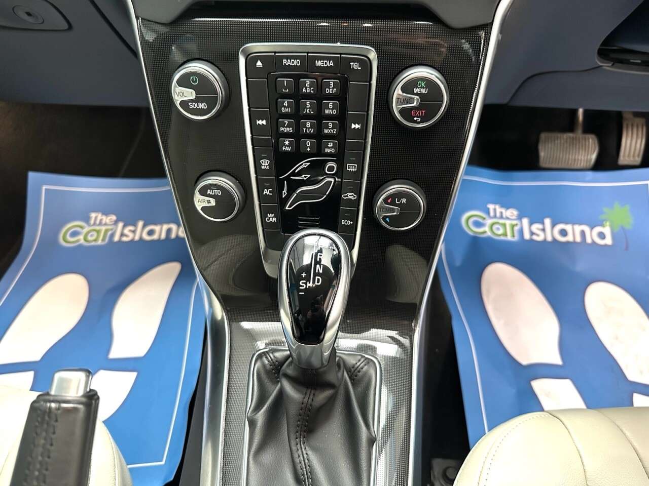 2017 VOLVO V40 2017 VOLVO V40