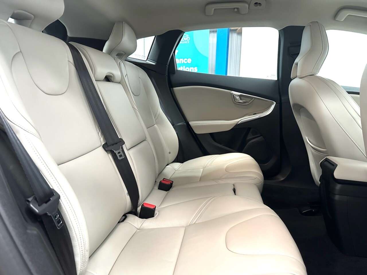 2017 VOLVO V40 2017 VOLVO V40