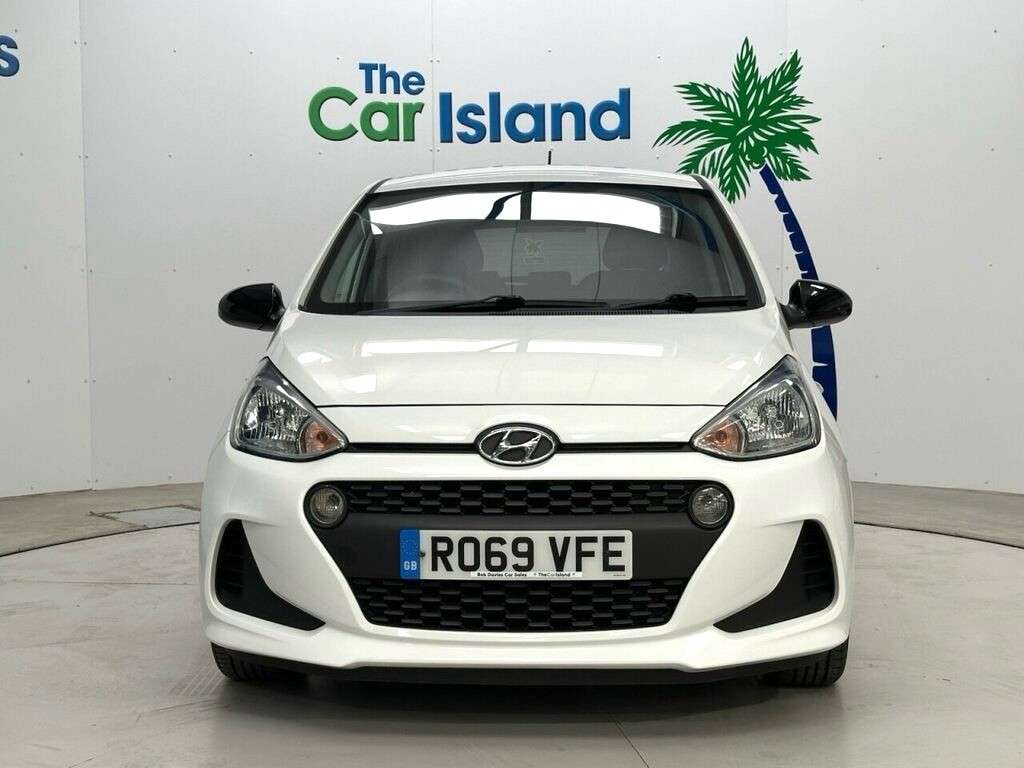 A 2019 HYUNDAI I10 1.0 Play Hatchback 5dr Petrol Manual Euro 6 (67 ps) Touchscreen SATNAV & Bl A 2019 HYUNDAI I10 1.0 Play Hatchback 5dr Petrol Manual Euro 6 (67 ps) Touchscreen SATNAV & Bl