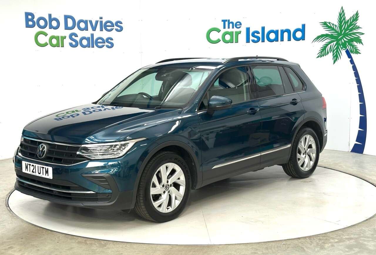 A 2021 VOLKSWAGEN TIGUAN 1.5 TSI Life SUV 5dr Petrol Manual Euro 6 (s/s) (130 ps) Large Display, Dua A 2021 VOLKSWAGEN TIGUAN 1.5 TSI Life SUV 5dr Petrol Manual Euro 6 (s/s) (130 ps) Large Display, Dua