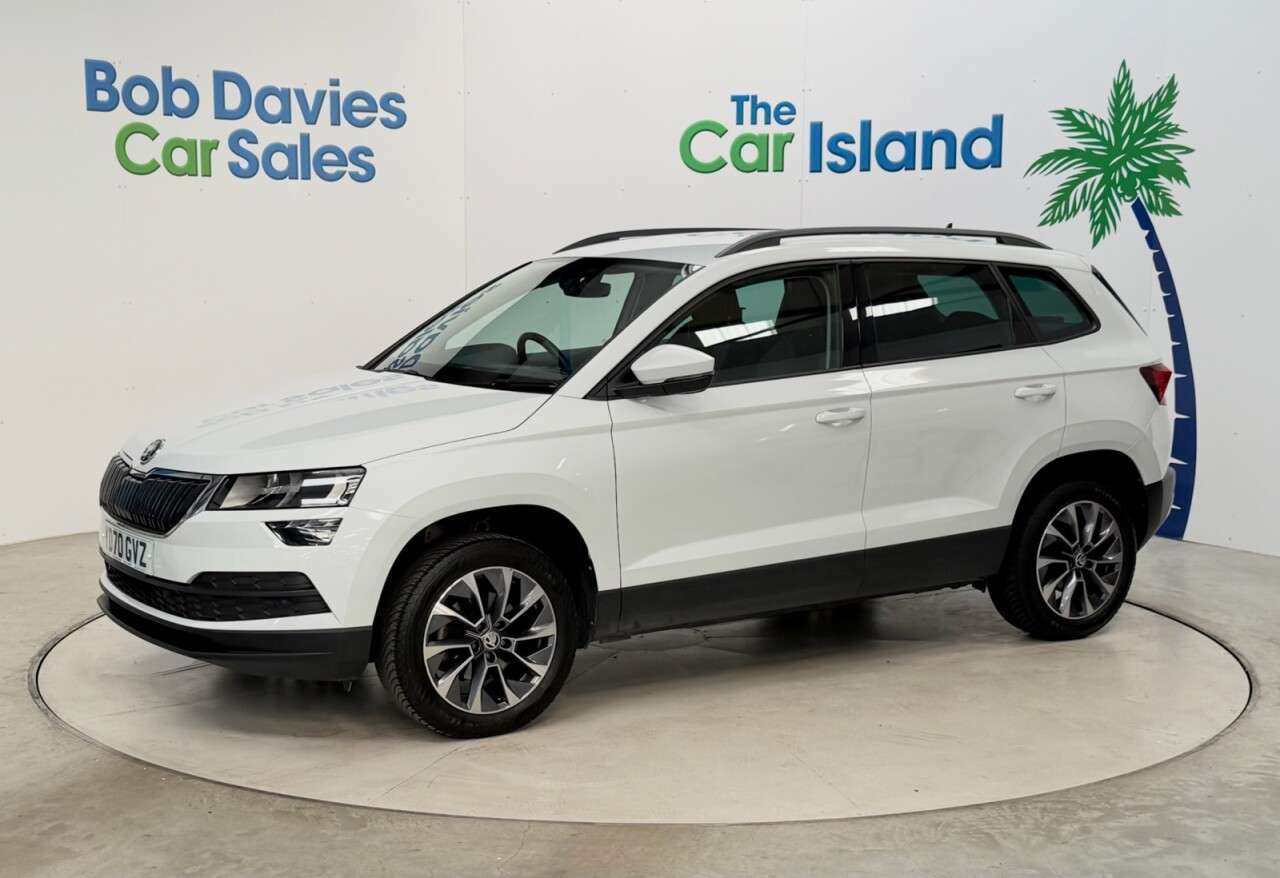 A 2020 SKODA KAROQ 1.0 TSI SE Drive SUV 5dr Petrol Manual Euro 6 (s/s) (115 ps) App-Connect & A 2020 SKODA KAROQ 1.0 TSI SE Drive SUV 5dr Petrol Manual Euro 6 (s/s) (115 ps) App-Connect &