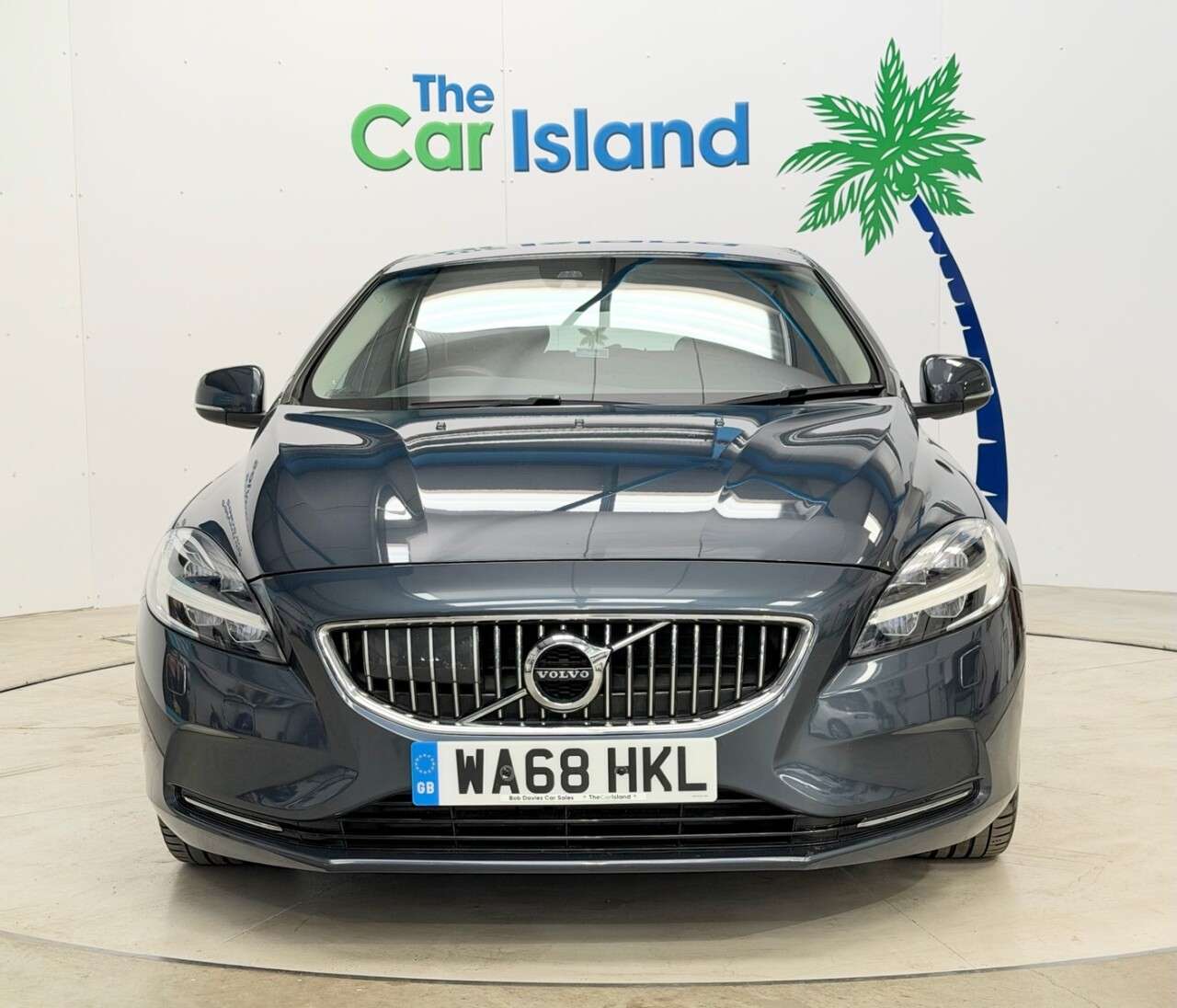 A 2018 VOLVO V40 2.0 T3 GPF Inscription Hatchback 5dr Petrol Manual Euro 6 (s/s) (152 ps) He A 2018 VOLVO V40 2.0 T3 GPF Inscription Hatchback 5dr Petrol Manual Euro 6 (s/s) (152 ps) He