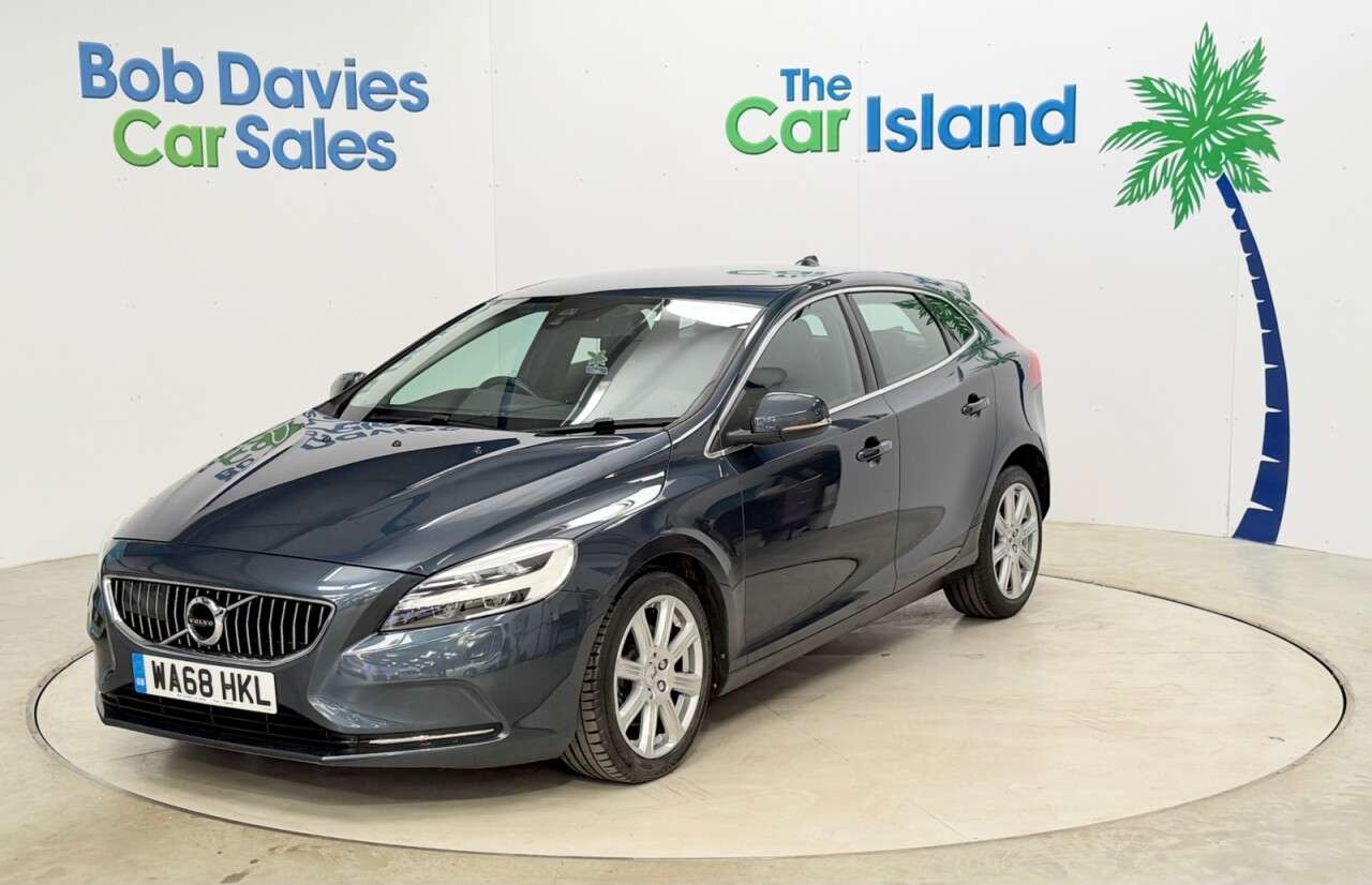 A 2018 VOLVO V40 2.0 T3 GPF Inscription Hatchback 5dr Petrol Manual Euro 6 (s/s) (152 ps) He A 2018 VOLVO V40 2.0 T3 GPF Inscription Hatchback 5dr Petrol Manual Euro 6 (s/s) (152 ps) He