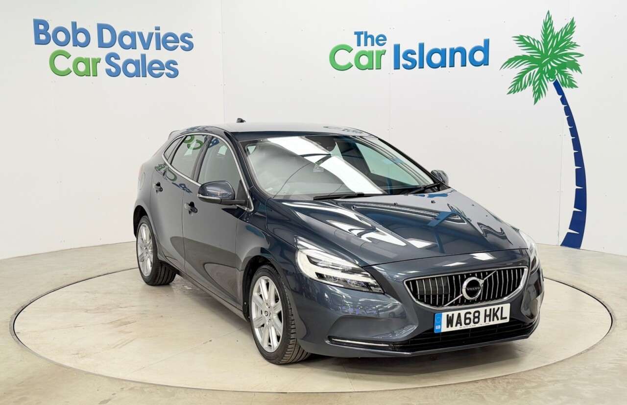 A 2018 VOLVO V40 2.0 T3 GPF Inscription Hatchback 5dr Petrol Manual Euro 6 (s/s) (152 ps) He A 2018 VOLVO V40 2.0 T3 GPF Inscription Hatchback 5dr Petrol Manual Euro 6 (s/s) (152 ps) He