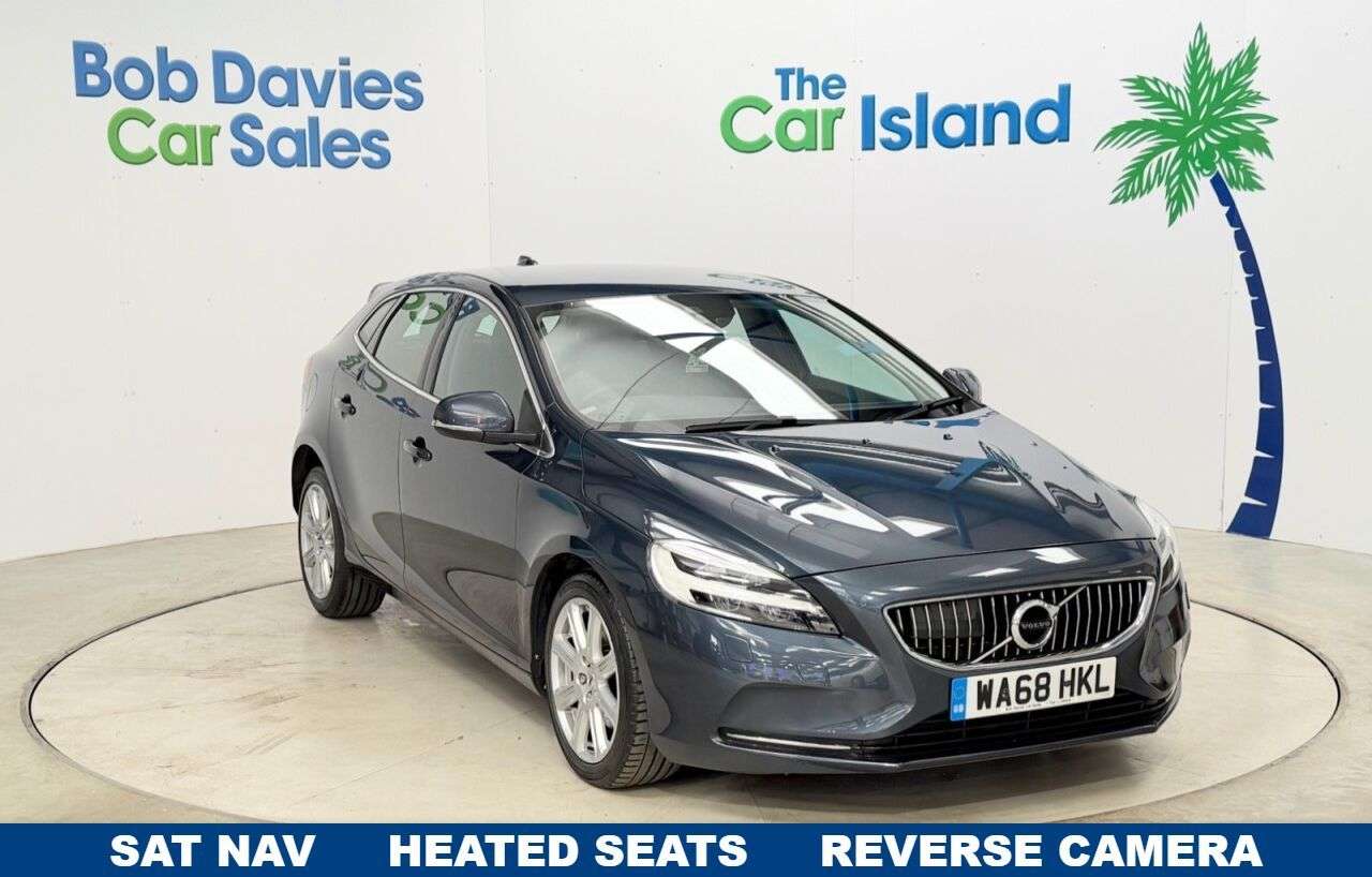 A 2018 VOLVO V40 2.0 T3 GPF Inscription Hatchback 5dr Petrol Manual Euro 6 (s/s) (152 ps) He A 2018 VOLVO V40 2.0 T3 GPF Inscription Hatchback 5dr Petrol Manual Euro 6 (s/s) (152 ps) He