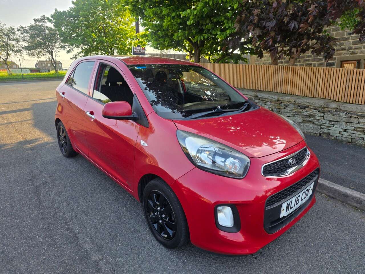 A 2016 KIA PICANTO 1.0 SR7 Hatchback 5dr Petrol Manual Euro 6+SERVICE HISTORY+AIR CON+BLUETOOT A 2016 KIA PICANTO 1.0 SR7 Hatchback 5dr Petrol Manual Euro 6+SERVICE HISTORY+AIR CON+BLUETOOT