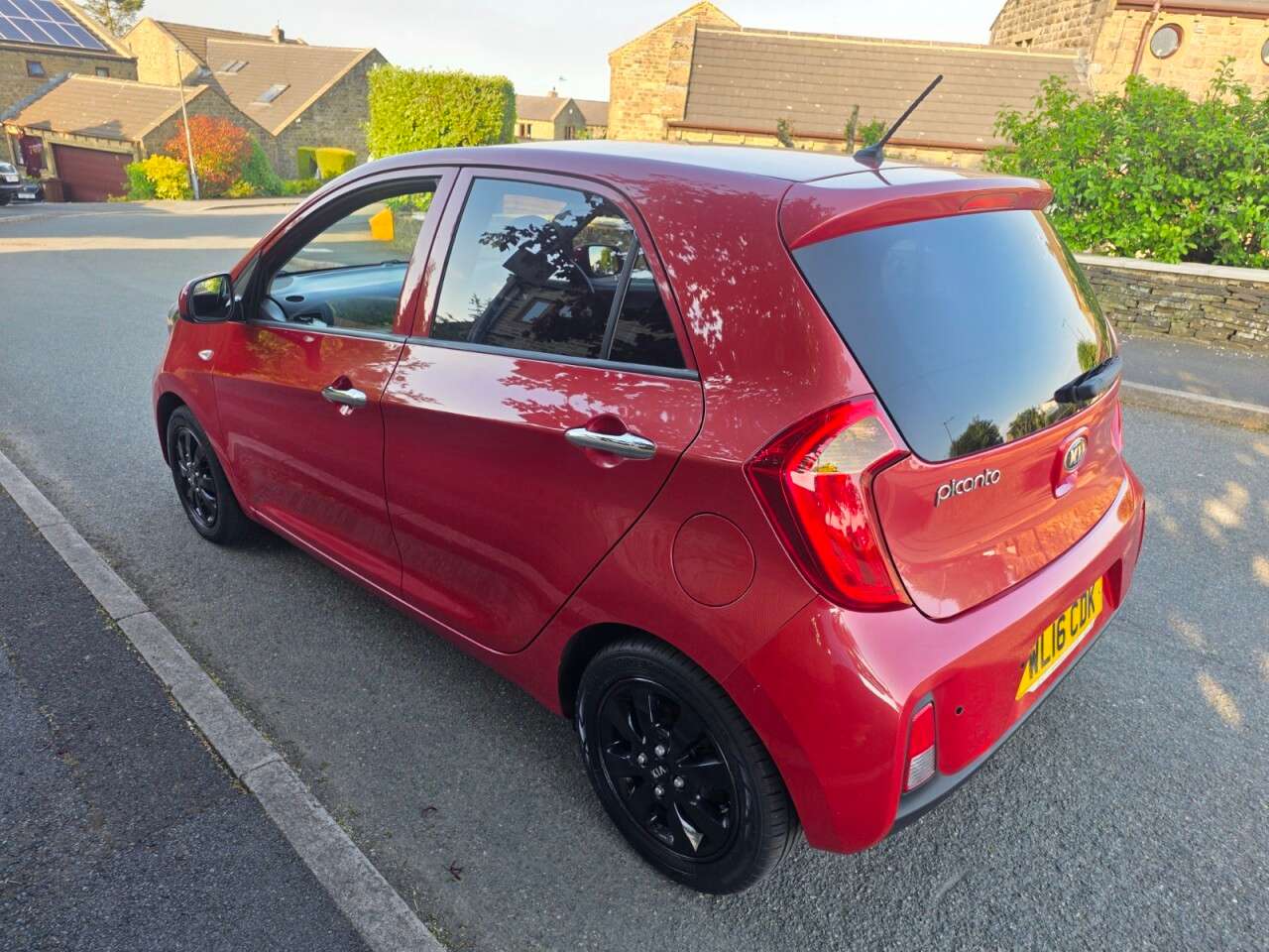 A 2016 KIA PICANTO 1.0 SR7 Hatchback 5dr Petrol Manual Euro 6+SERVICE HISTORY+AIR CON+BLUETOOT A 2016 KIA PICANTO 1.0 SR7 Hatchback 5dr Petrol Manual Euro 6+SERVICE HISTORY+AIR CON+BLUETOOT