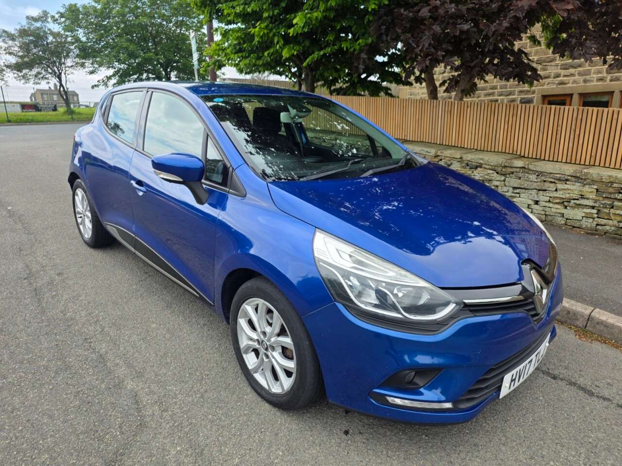 A 2017 RENAULT CLIO 1.5 dCi Dynamique Nav Hatchback 5dr Diesel Manual Euro 6 (s/s)SAT NAV+BLUET A 2017 RENAULT CLIO 1.5 dCi Dynamique Nav Hatchback 5dr Diesel Manual Euro 6 (s/s)SAT NAV+BLUET