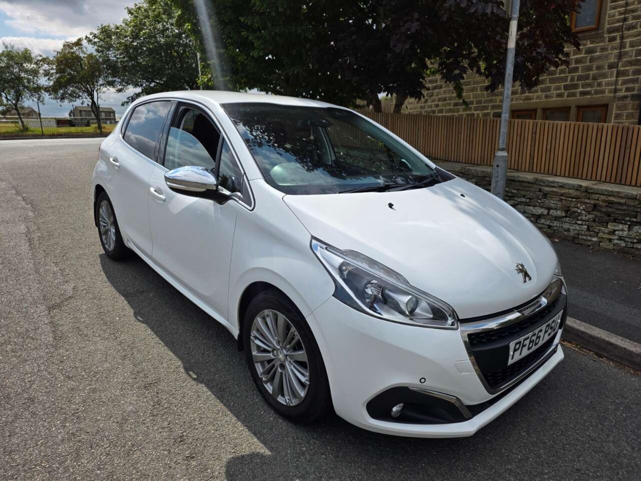A 2016 PEUGEOT 208 1.6 BlueHDi Allure Hatchback 5dr Diesel Manual Euro 6+SERVICE HISTORY 11 ST A 2016 PEUGEOT 208 1.6 BlueHDi Allure Hatchback 5dr Diesel Manual Euro 6+SERVICE HISTORY 11 ST