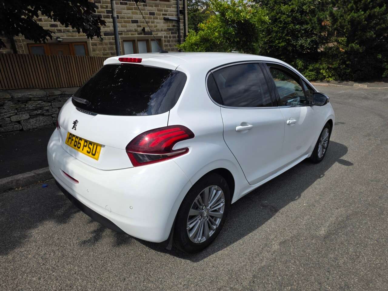 A 2016 PEUGEOT 208 1.6 BlueHDi Allure Hatchback 5dr Diesel Manual Euro 6+SERVICE HISTORY 11 ST A 2016 PEUGEOT 208 1.6 BlueHDi Allure Hatchback 5dr Diesel Manual Euro 6+SERVICE HISTORY 11 ST