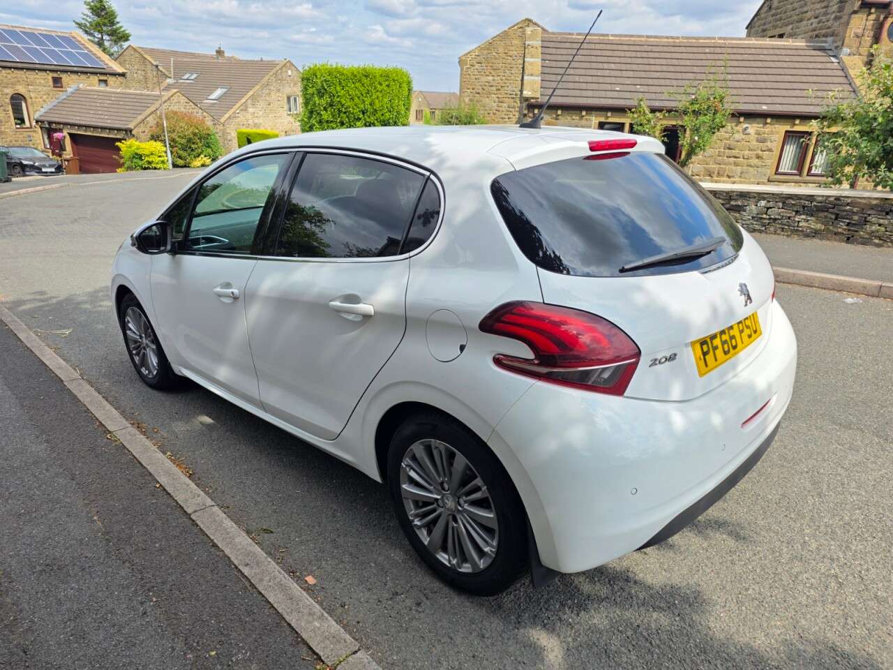 A 2016 PEUGEOT 208 1.6 BlueHDi Allure Hatchback 5dr Diesel Manual Euro 6+SERVICE HISTORY 11 ST A 2016 PEUGEOT 208 1.6 BlueHDi Allure Hatchback 5dr Diesel Manual Euro 6+SERVICE HISTORY 11 ST