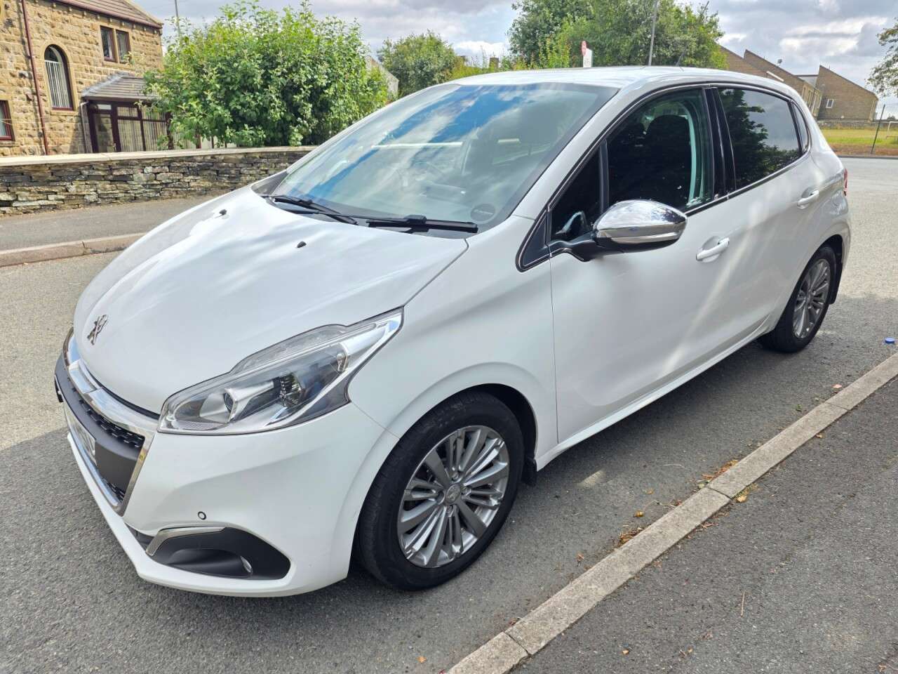 A 2016 PEUGEOT 208 1.6 BlueHDi Allure Hatchback 5dr Diesel Manual Euro 6+SERVICE HISTORY 11 ST A 2016 PEUGEOT 208 1.6 BlueHDi Allure Hatchback 5dr Diesel Manual Euro 6+SERVICE HISTORY 11 ST
