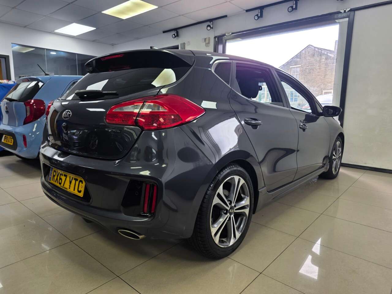 A 2017 KIA CEED 1.6 CRDi GT-Line Hatchback 5dr Diesel Manual Euro 6 (s/s) SERVICE HISTORY+S A 2017 KIA CEED 1.6 CRDi GT-Line Hatchback 5dr Diesel Manual Euro 6 (s/s) SERVICE HISTORY+S
