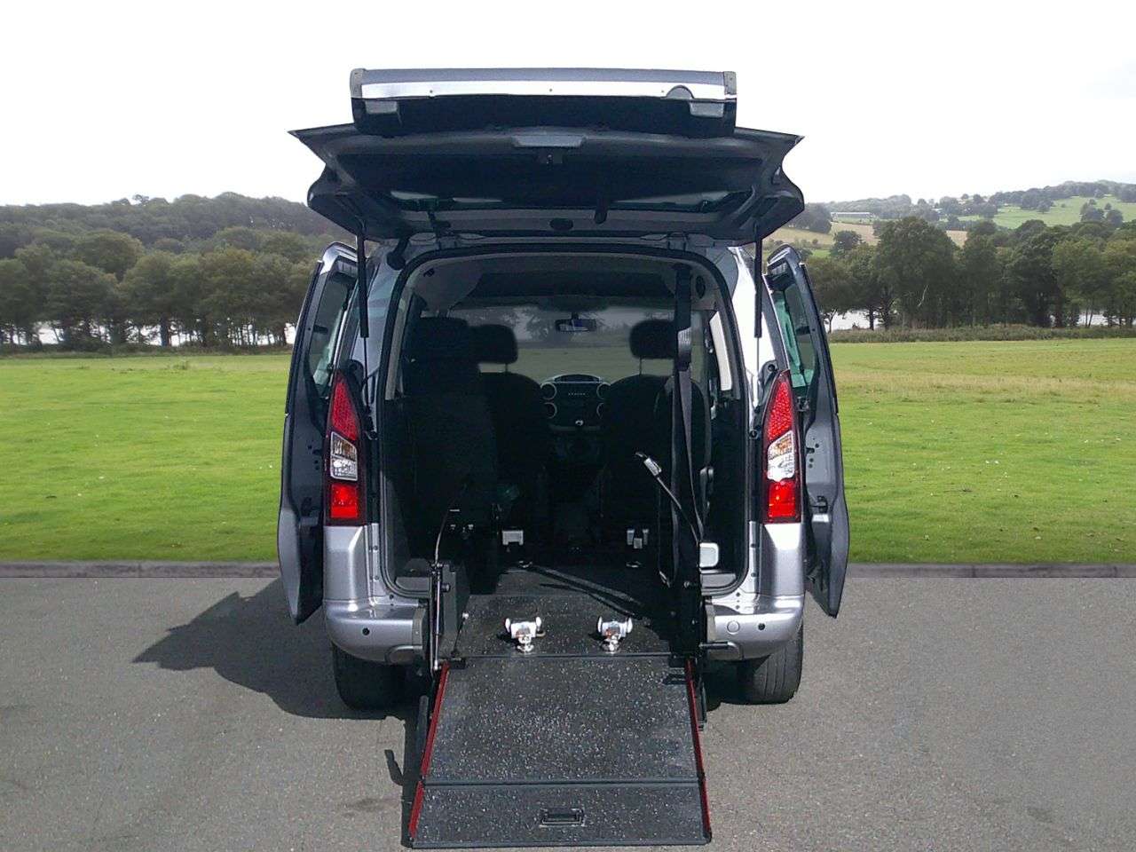 A 2018 PEUGEOT PARTNER TEPEE 1.6 BlueHDi Allure MPV 5dr Diesel Manual Euro 6 (s/s) (100 ps) POWER WINCH A 2018 PEUGEOT PARTNER TEPEE 1.6 BlueHDi Allure MPV 5dr Diesel Manual Euro 6 (s/s) (100 ps) POWER WINCH