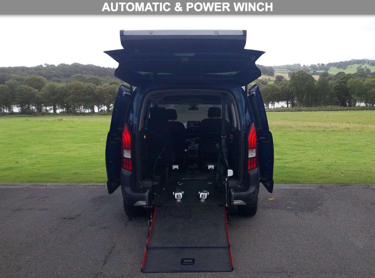 A 2020 PEUGEOT RIFTER 1.5 BlueHDi Allure Standard MPV 5dr Diesel EAT Euro 6 (s/s) (130 ps) 3 SEAT A 2020 PEUGEOT RIFTER 1.5 BlueHDi Allure Standard MPV 5dr Diesel EAT Euro 6 (s/s) (130 ps) 3 SEAT