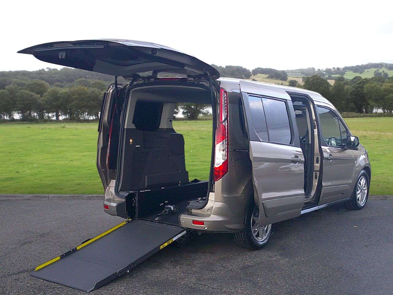 A 2020 FORD GRAND TOURNEO CONNECT 1.5 EcoBlue Titanium MPV 5dr Diesel Auto Euro 6 (s/s) (120 ps) Automatic A 2020 FORD GRAND TOURNEO CONNECT 1.5 EcoBlue Titanium MPV 5dr Diesel Auto Euro 6 (s/s) (120 ps) Automatic