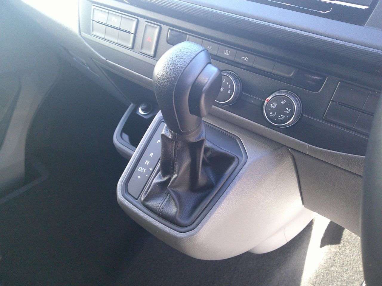 2020 VOLKSWAGEN TRANSPORTER SHUTTLE 2020 VOLKSWAGEN TRANSPORTER SHUTTLE