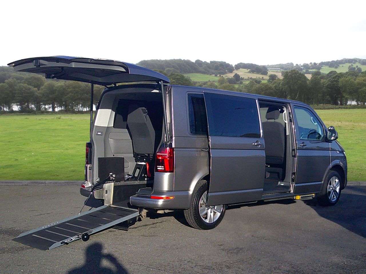 A 2020 VOLKSWAGEN TRANSPORTER SHUTTLE 2.0 TDI SE Minibus Double Cab 5dr Diesel DSG LWB Euro 6 (s/s) (150 ps) Auto A 2020 VOLKSWAGEN TRANSPORTER SHUTTLE 2.0 TDI SE Minibus Double Cab 5dr Diesel DSG LWB Euro 6 (s/s) (150 ps) Auto