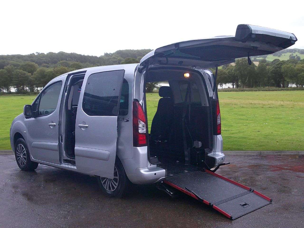 A 2018 PEUGEOT PARTNER 1.6L 5d AUTO 100 BHP Automatic A 2018 PEUGEOT PARTNER 1.6L 5d AUTO 100 BHP Automatic