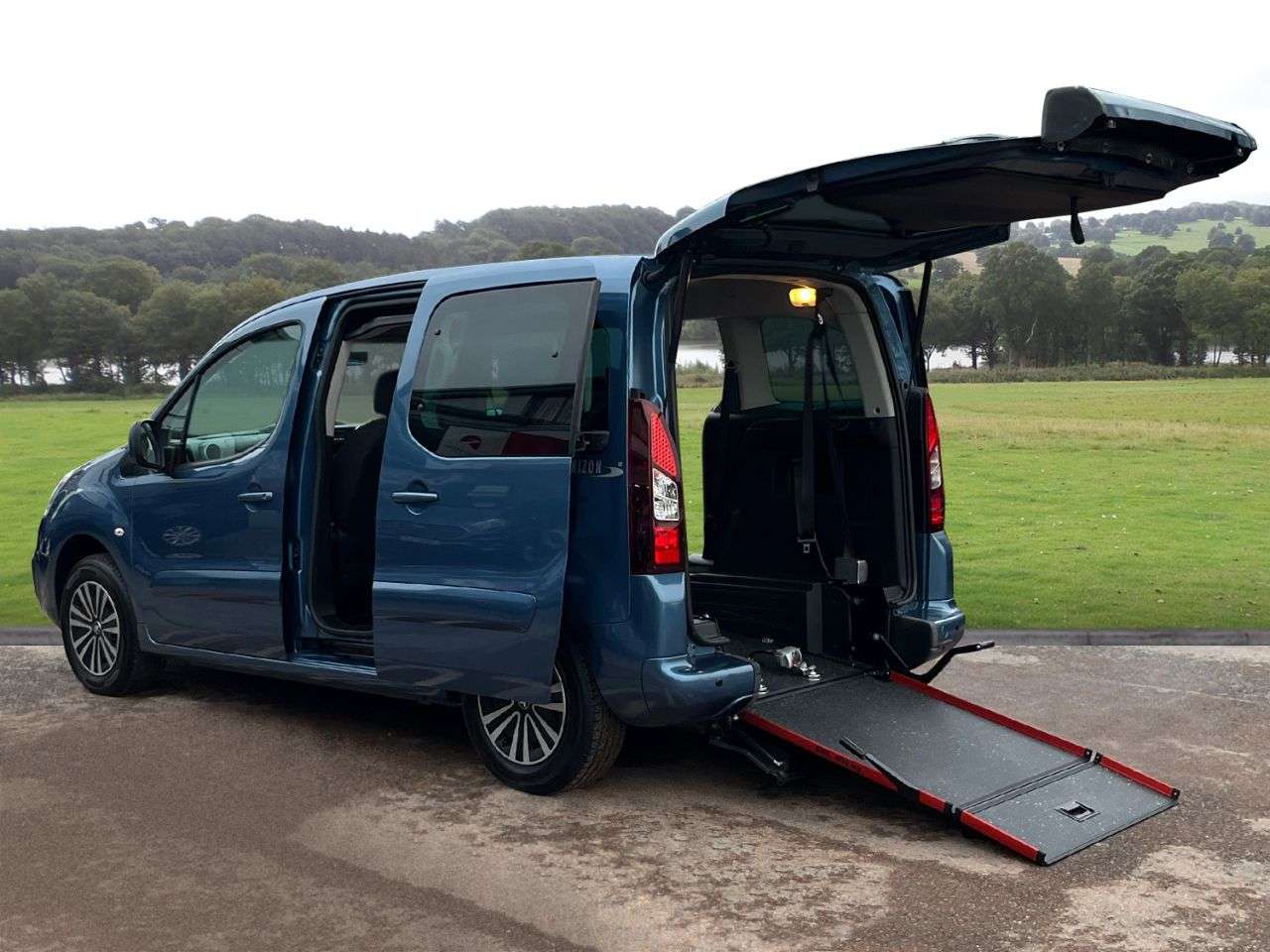 A 2018 PEUGEOT PARTNER 1.6L 5d AUTO 100 BHP Automatic and Low Mileage A 2018 PEUGEOT PARTNER 1.6L 5d AUTO 100 BHP Automatic and Low Mileage