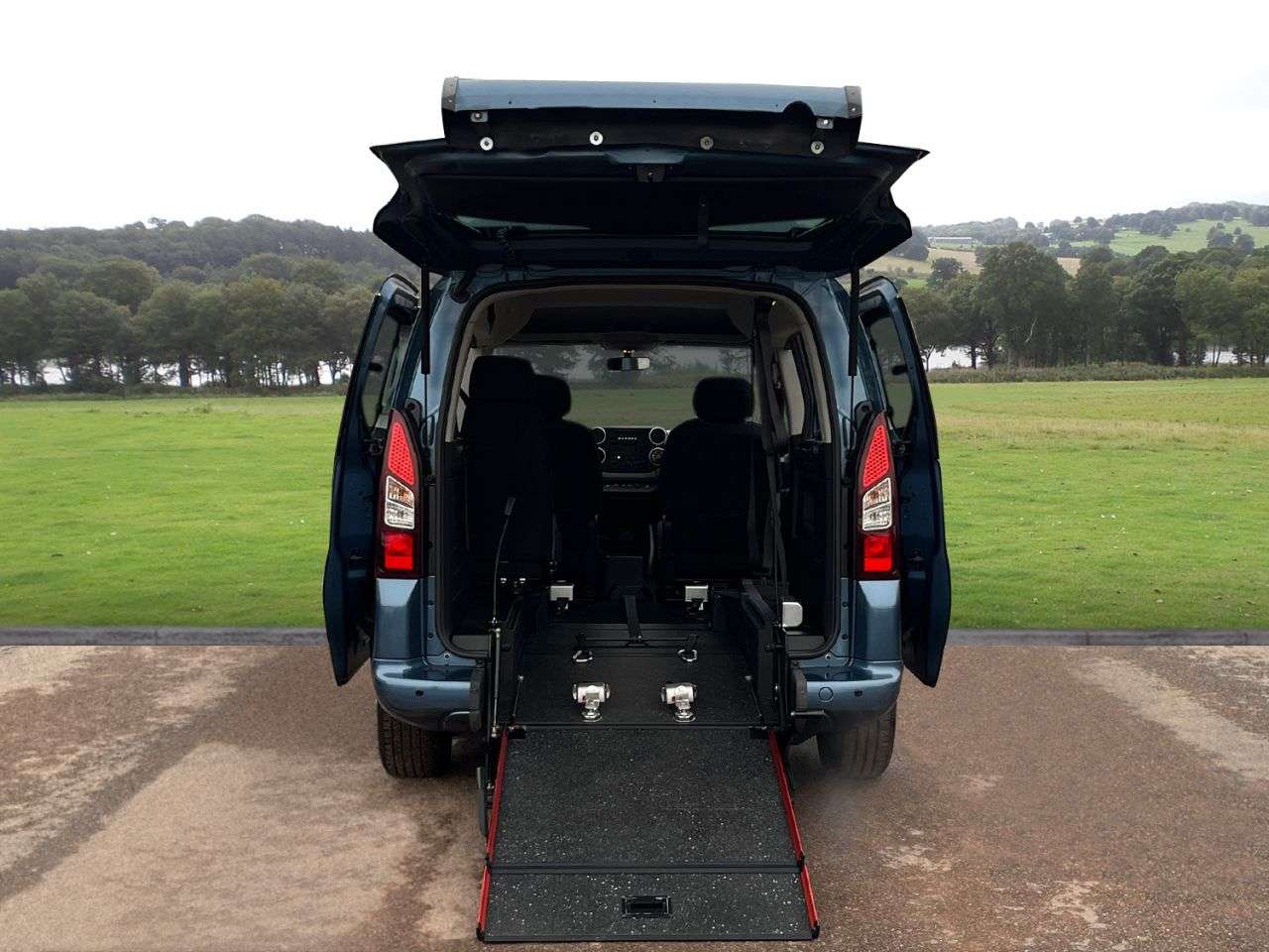 A 2018 PEUGEOT PARTNER 1.6L 5d AUTO 100 BHP Automatic and Low Mileage A 2018 PEUGEOT PARTNER 1.6L 5d AUTO 100 BHP Automatic and Low Mileage