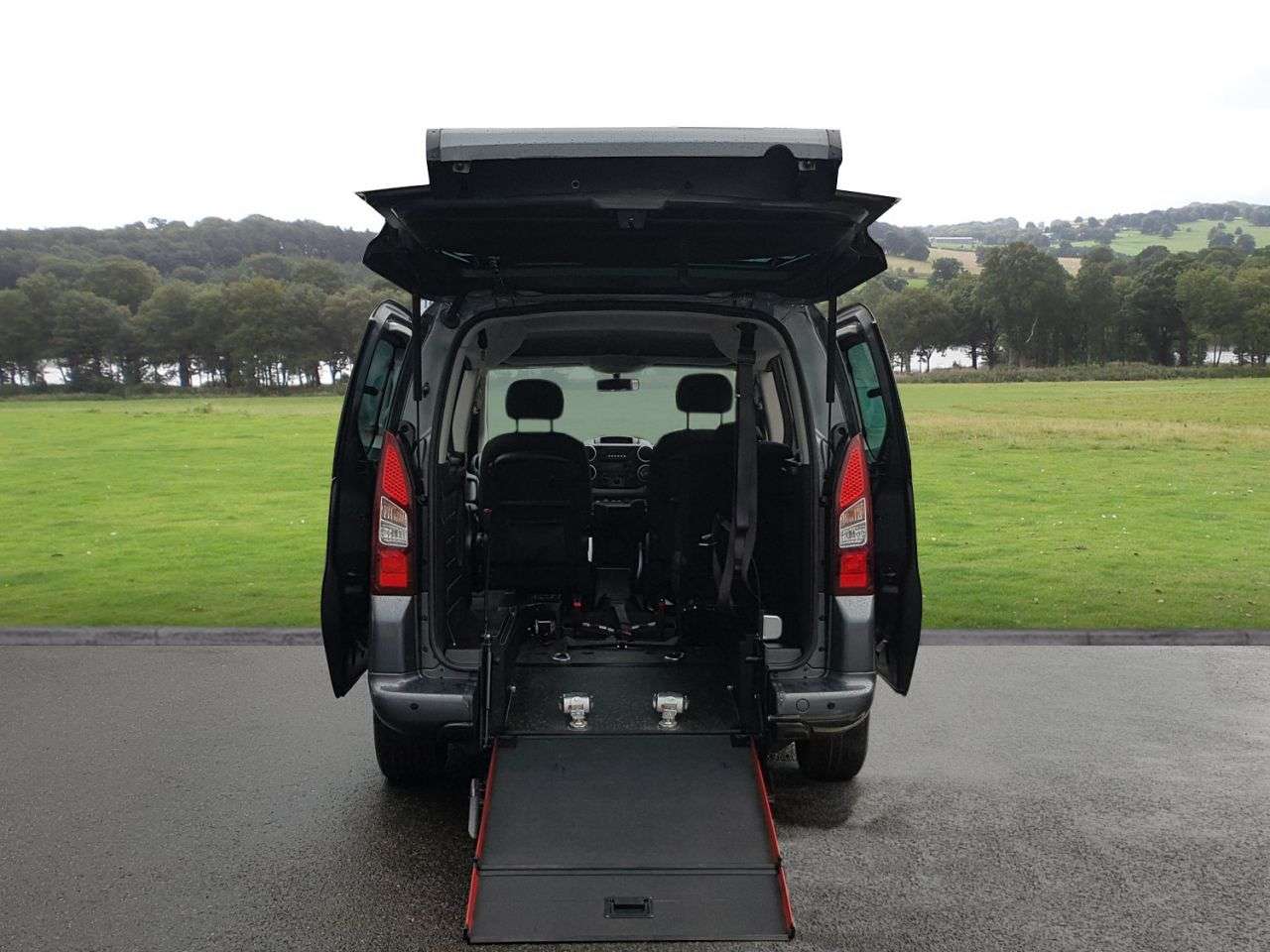 A 2016 PEUGEOT PARTNER TEPEE 1.6 BlueHDi Allure MPV 5dr Diesel ETG Euro 6 (s/s) (100 ps) Automatic A 2016 PEUGEOT PARTNER TEPEE 1.6 BlueHDi Allure MPV 5dr Diesel ETG Euro 6 (s/s) (100 ps) Automatic