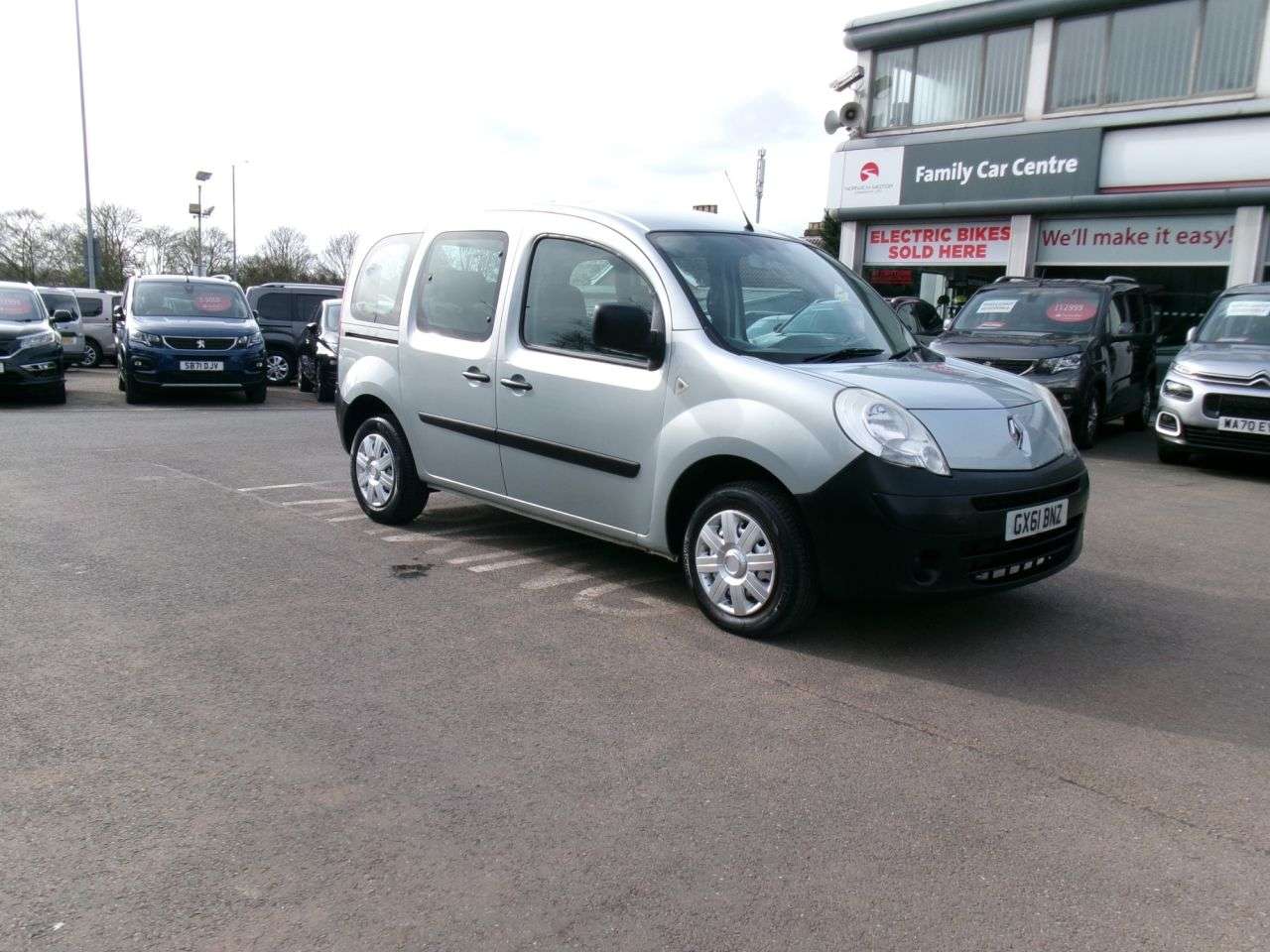 A 2011 RENAULT KANGOO 1.6 16V Extreme MPV 5dr Petrol Auto Euro 4 (105 ps) Automatic A 2011 RENAULT KANGOO 1.6 16V Extreme MPV 5dr Petrol Auto Euro 4 (105 ps) Automatic