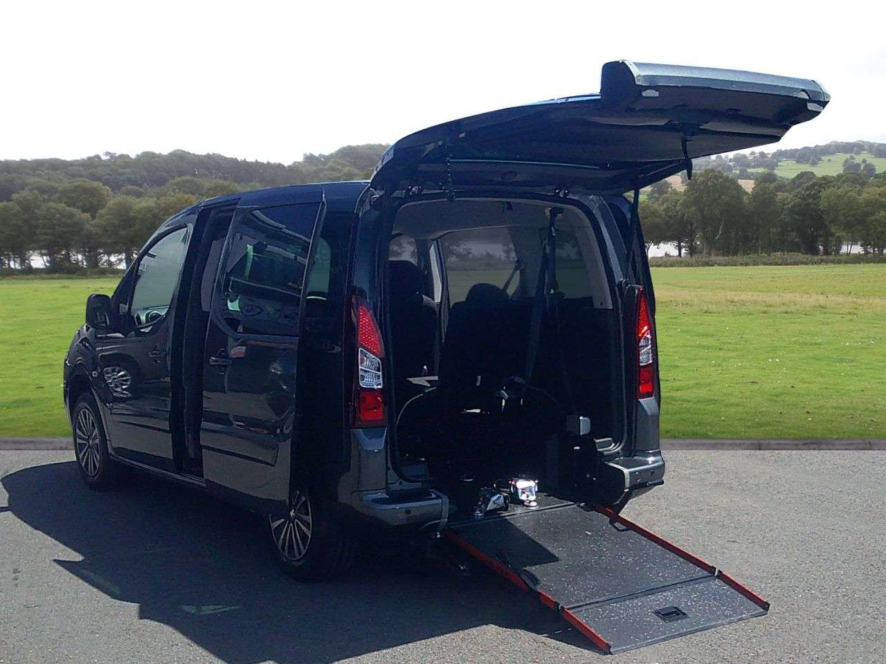 A 2018 PEUGEOT PARTNER TEPEE 1.6 BlueHDi Allure MPV 5dr Diesel ETG Euro 6 (s/s) (100 ps) Automatic A 2018 PEUGEOT PARTNER TEPEE 1.6 BlueHDi Allure MPV 5dr Diesel ETG Euro 6 (s/s) (100 ps) Automatic