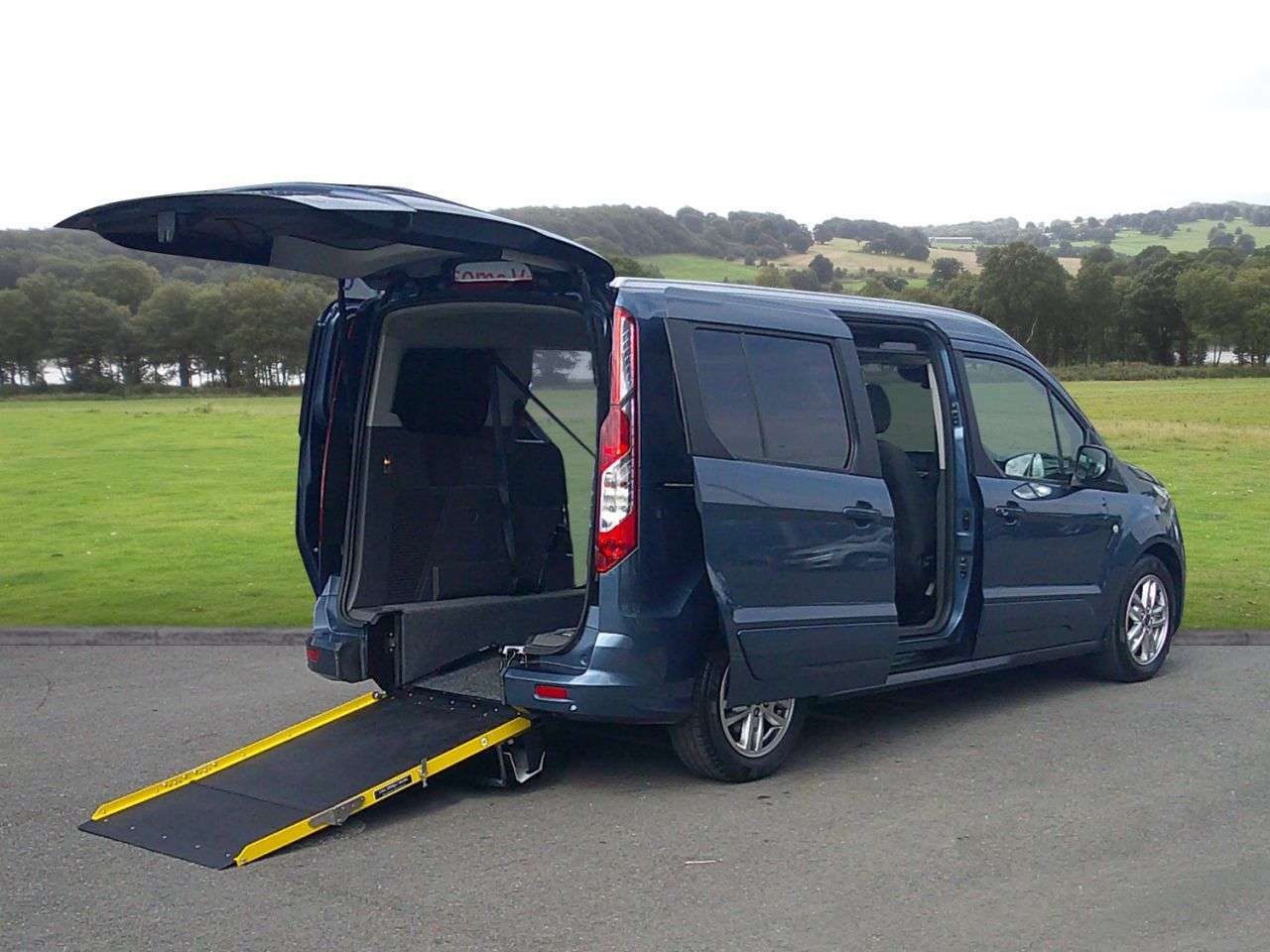 A 2020 FORD GRAND TOURNEO CONNECT 1.5 EcoBlue Titanium MPV 5dr Diesel Auto Euro 6 (s/s) (120 ps) 3 SEATS PLUS A 2020 FORD GRAND TOURNEO CONNECT 1.5 EcoBlue Titanium MPV 5dr Diesel Auto Euro 6 (s/s) (120 ps) 3 SEATS PLUS