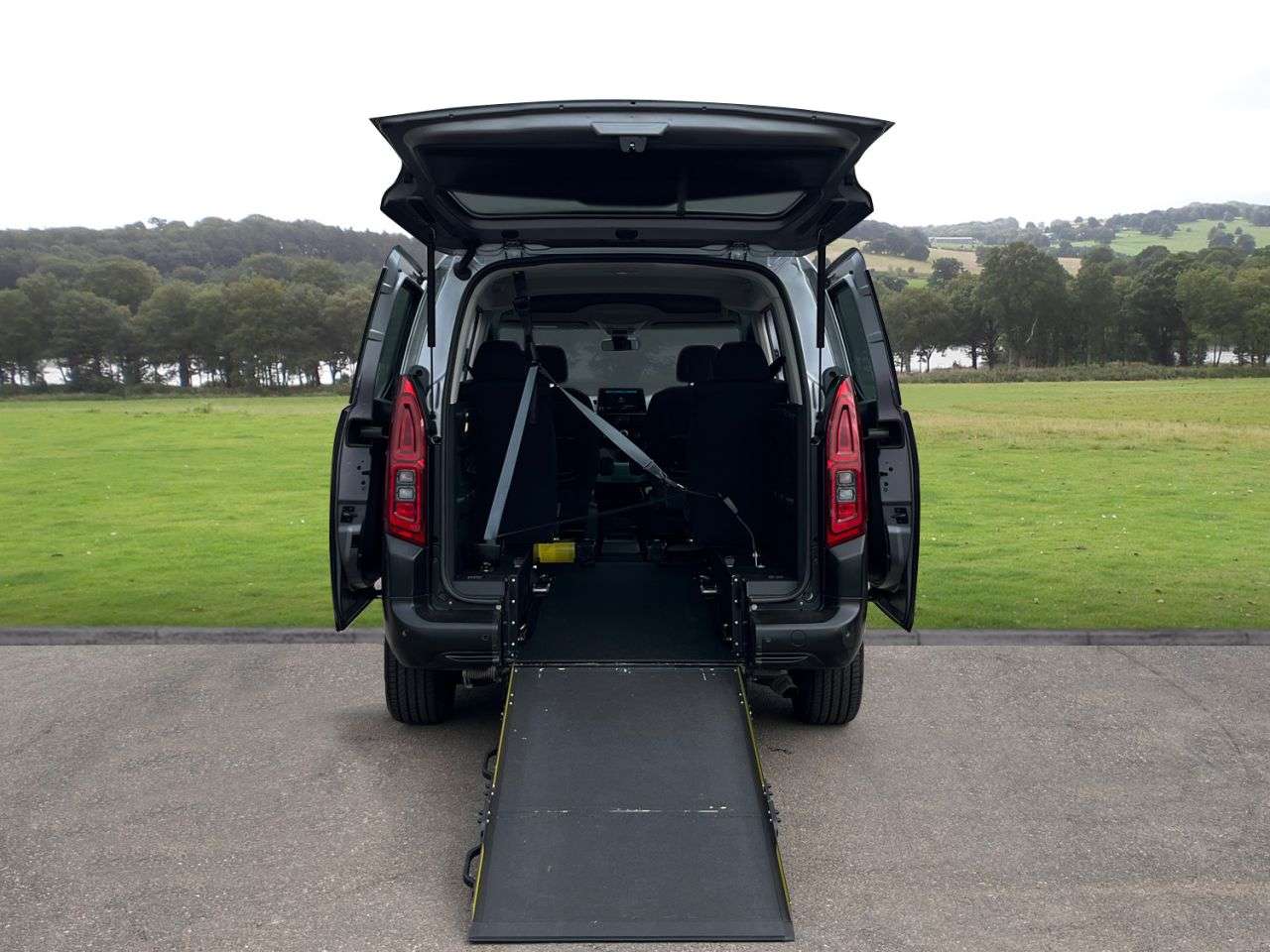 A 2020 CITROEN BERLINGO 1.5 BlueHDi Flair M MPV 5dr Diesel Manual Euro 6 (s/s) (100 ps) Low mileage A 2020 CITROEN BERLINGO 1.5 BlueHDi Flair M MPV 5dr Diesel Manual Euro 6 (s/s) (100 ps) Low mileage