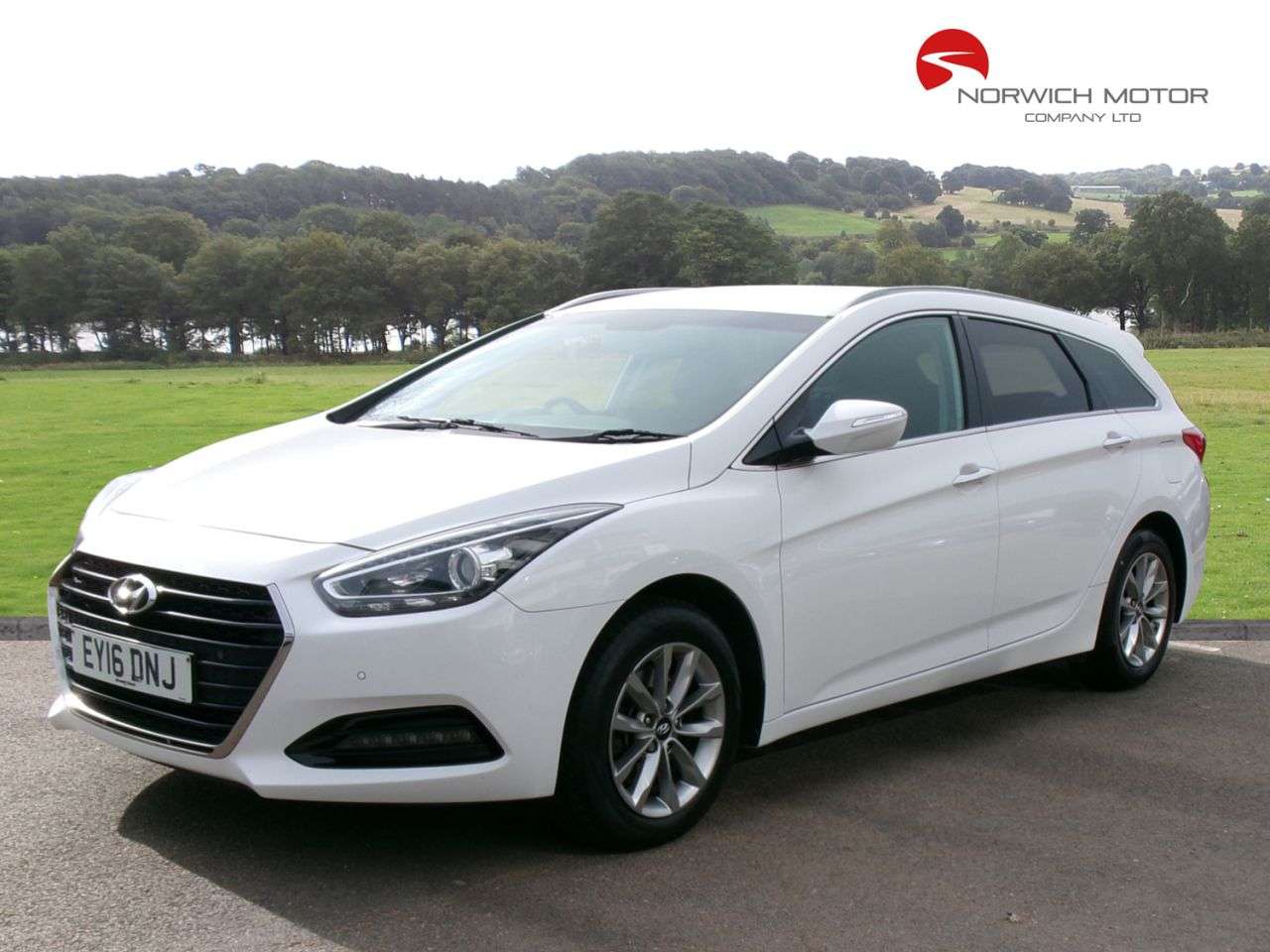 A 2016 HYUNDAI I40 1.7 CRDi Blue Drive SE Nav Tourer 5dr Diesel Manual Euro 6 (s/s) (115 ps) S A 2016 HYUNDAI I40 1.7 CRDi Blue Drive SE Nav Tourer 5dr Diesel Manual Euro 6 (s/s) (115 ps) S