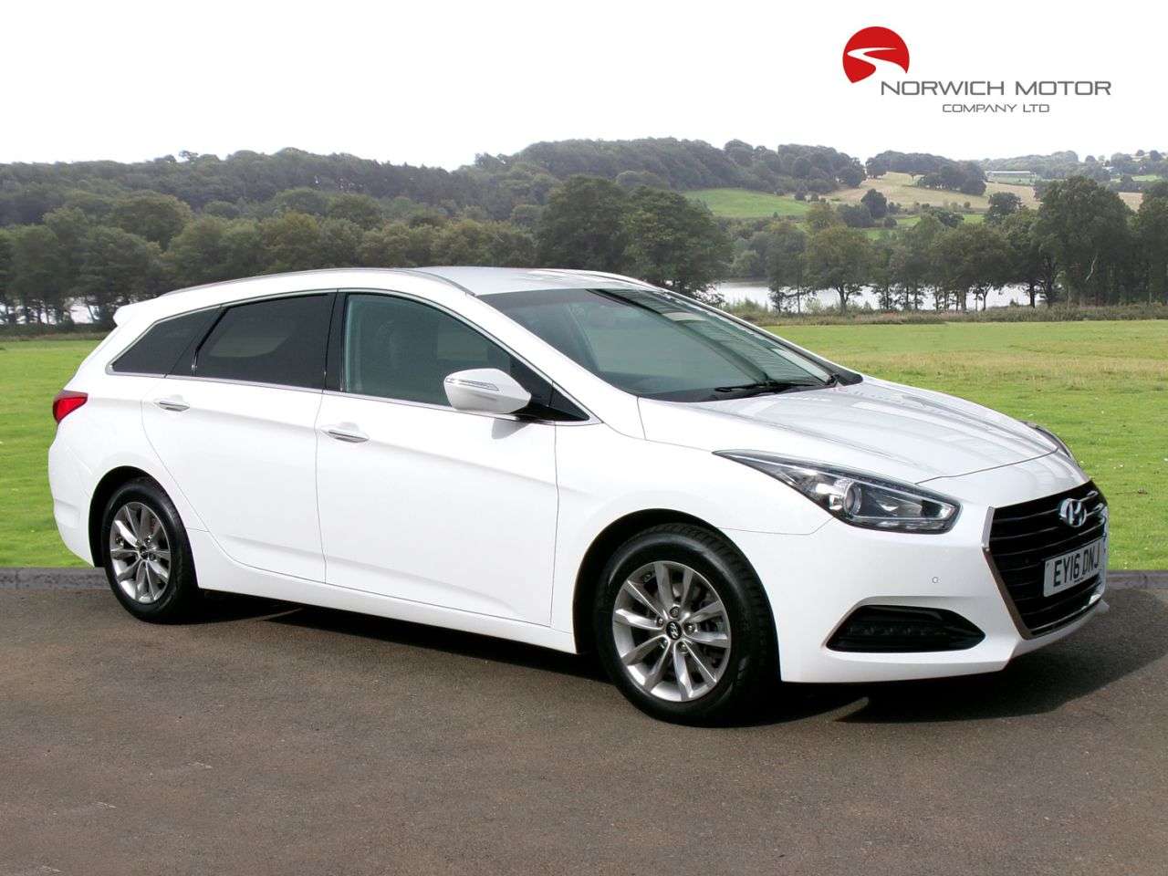 A 2016 HYUNDAI I40 1.7 CRDi Blue Drive SE Nav Tourer 5dr Diesel Manual Euro 6 (s/s) (115 ps) S A 2016 HYUNDAI I40 1.7 CRDi Blue Drive SE Nav Tourer 5dr Diesel Manual Euro 6 (s/s) (115 ps) S