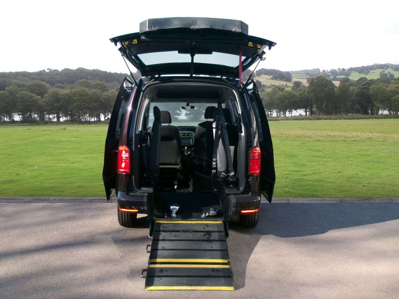 A 2017 VOLKSWAGEN CADDY LIFE 2.0 TDI BlueMotion Tech MPV 5dr Diesel DSG Euro 6 (s/s) (102 ps) AUTOMATIC A 2017 VOLKSWAGEN CADDY LIFE 2.0 TDI BlueMotion Tech MPV 5dr Diesel DSG Euro 6 (s/s) (102 ps) AUTOMATIC