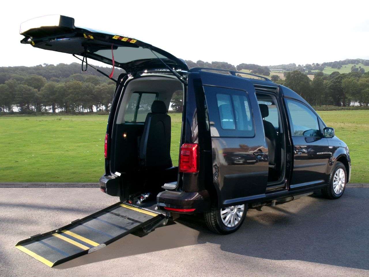 A 2017 VOLKSWAGEN CADDY LIFE 2.0 TDI BlueMotion Tech MPV 5dr Diesel DSG Euro 6 (s/s) (102 ps) AUTOMATIC A 2017 VOLKSWAGEN CADDY LIFE 2.0 TDI BlueMotion Tech MPV 5dr Diesel DSG Euro 6 (s/s) (102 ps) AUTOMATIC