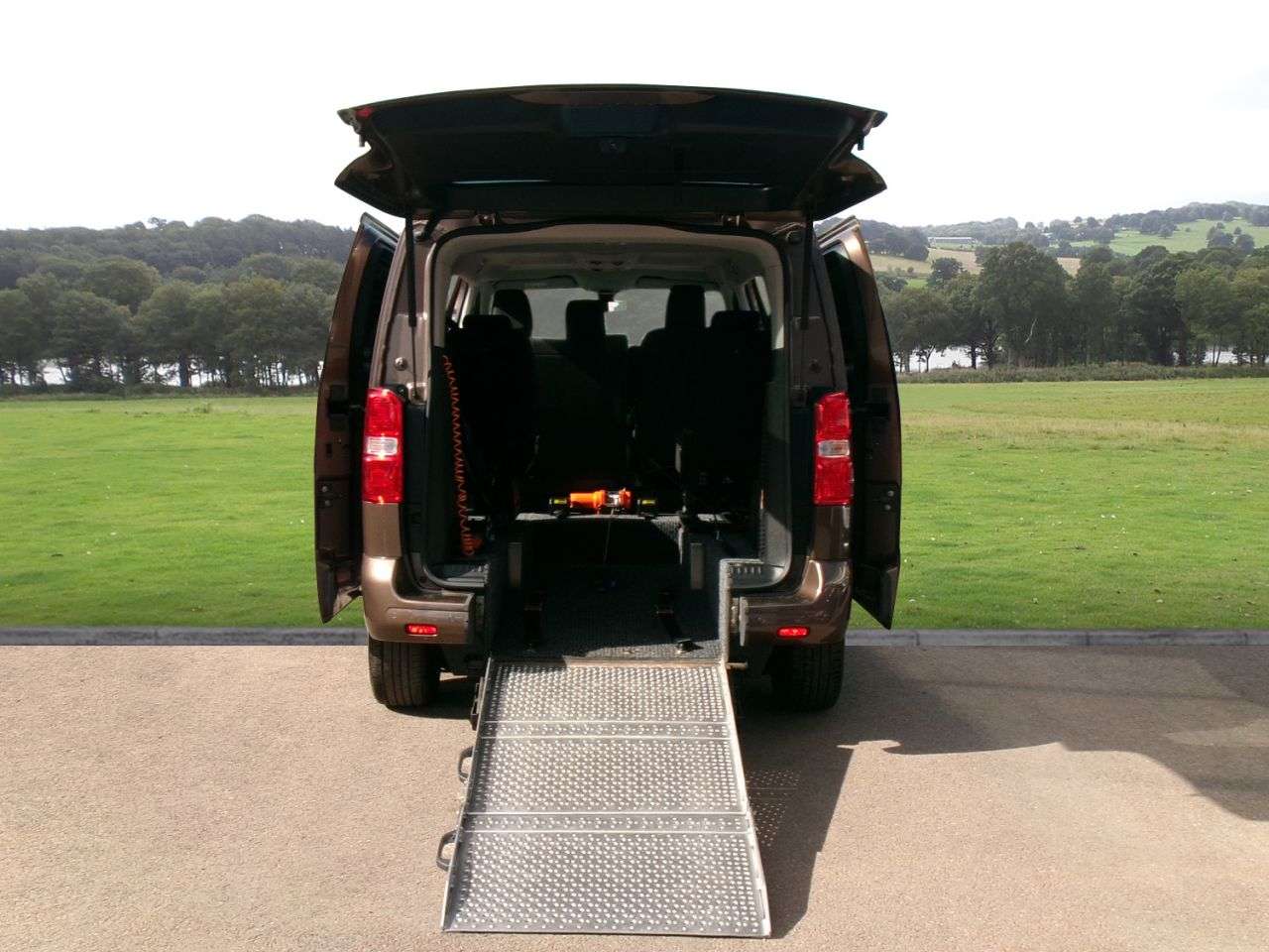 A 2022 CITROEN SPACETOURER 2.0 BlueHDi Business M MPV 5dr Diesel EAT MWB Euro 6 (s/s) (145 ps) Apple c A 2022 CITROEN SPACETOURER 2.0 BlueHDi Business M MPV 5dr Diesel EAT MWB Euro 6 (s/s) (145 ps) Apple c