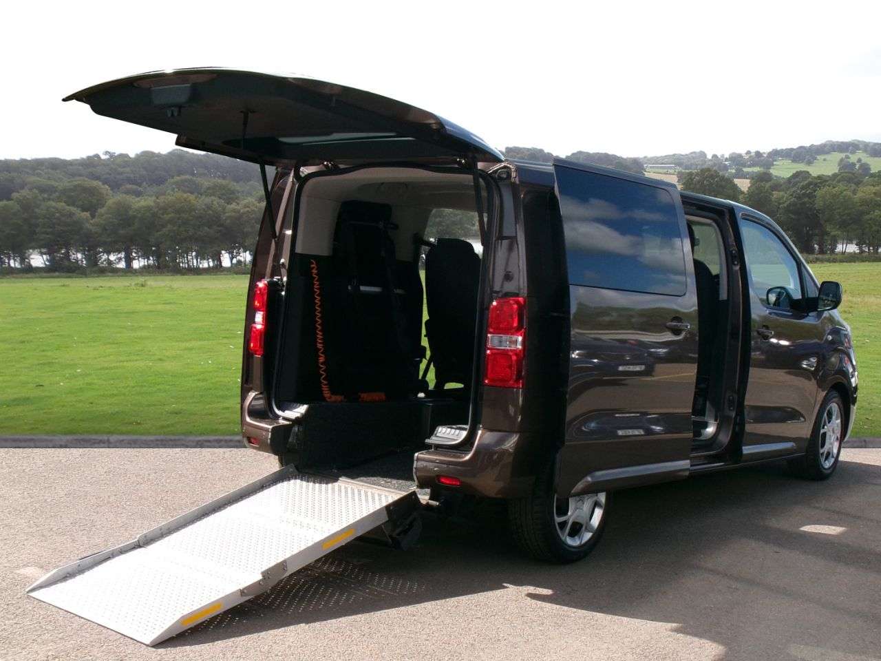 A 2022 CITROEN SPACETOURER 2.0 BlueHDi Business M MPV 5dr Diesel EAT MWB Euro 6 (s/s) (145 ps) Apple c A 2022 CITROEN SPACETOURER 2.0 BlueHDi Business M MPV 5dr Diesel EAT MWB Euro 6 (s/s) (145 ps) Apple c