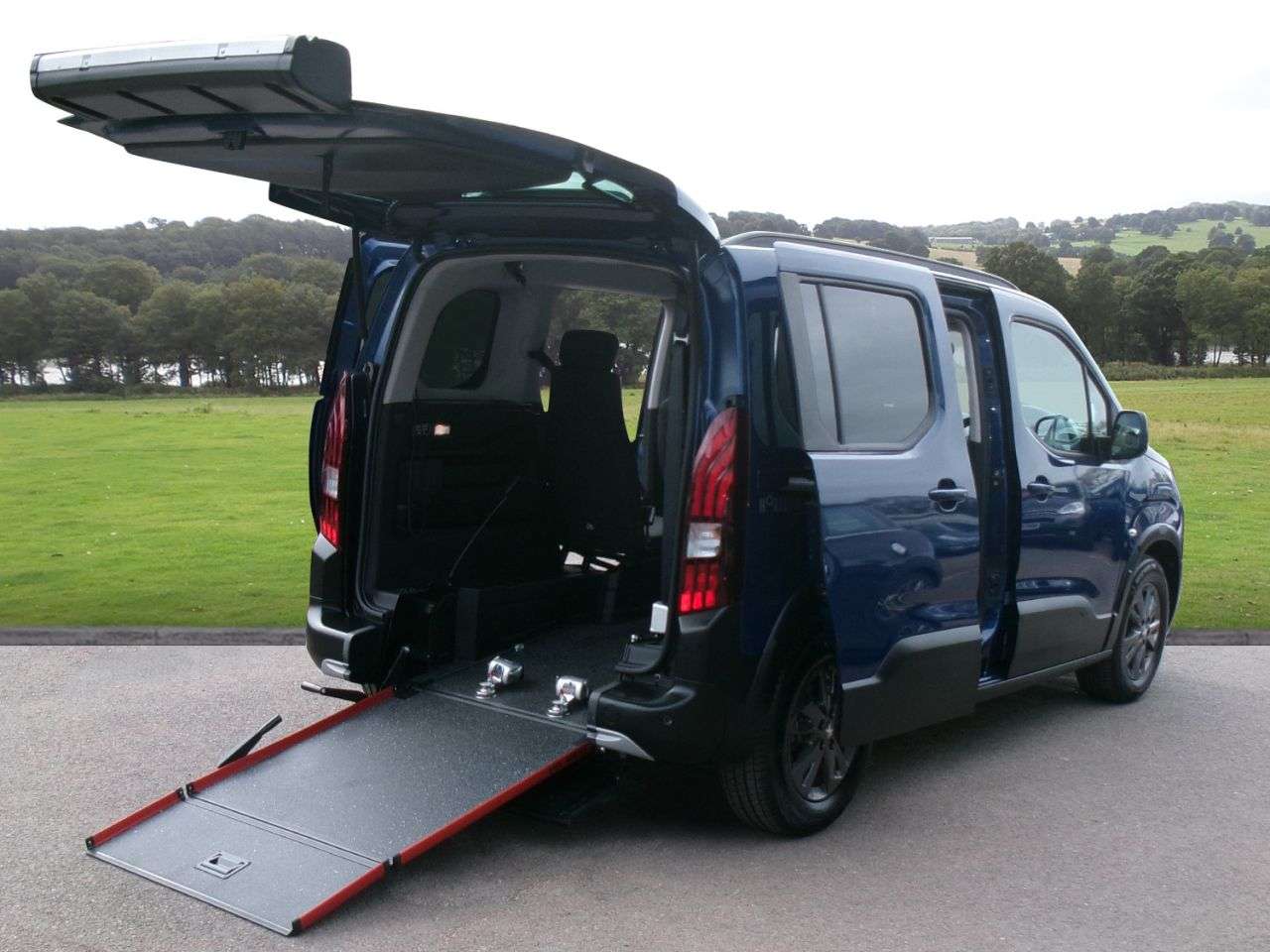 A 2023 PEUGEOT RIFTER 1.5 BlueHDi Allure Standard MPV 5dr Diesel Manual Euro 6 (100 ps) Low milea A 2023 PEUGEOT RIFTER 1.5 BlueHDi Allure Standard MPV 5dr Diesel Manual Euro 6 (100 ps) Low milea