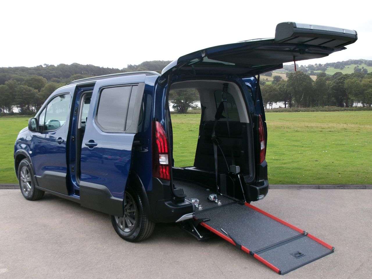 A 2023 PEUGEOT RIFTER 1.5 BlueHDi Allure Standard MPV 5dr Diesel Manual Euro 6 (100 ps) Low milea A 2023 PEUGEOT RIFTER 1.5 BlueHDi Allure Standard MPV 5dr Diesel Manual Euro 6 (100 ps) Low milea